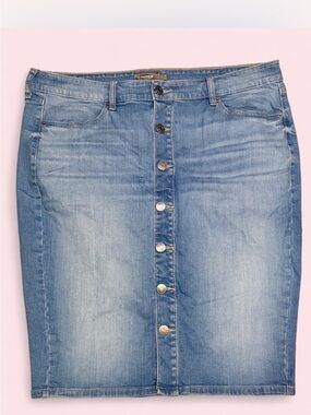 Torrid Light Wash Button-Front Denim Skirt size 20